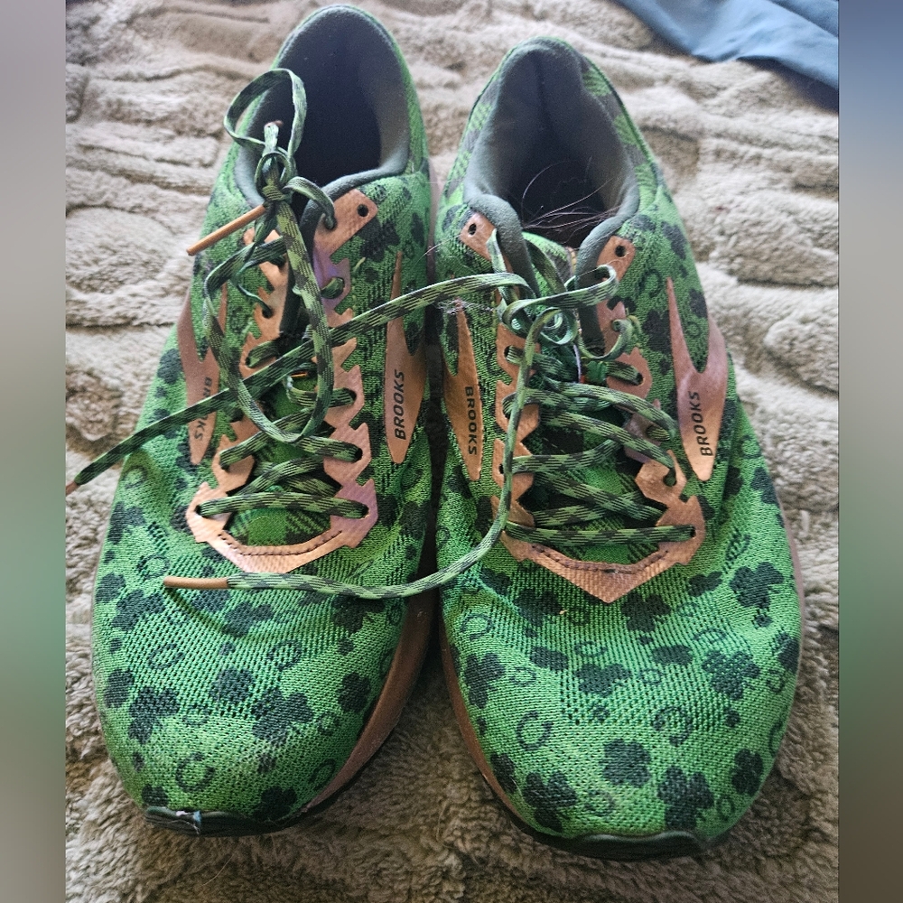 Women's brooks size 7.5 Great condition, saint patrick's day, green and gold sha